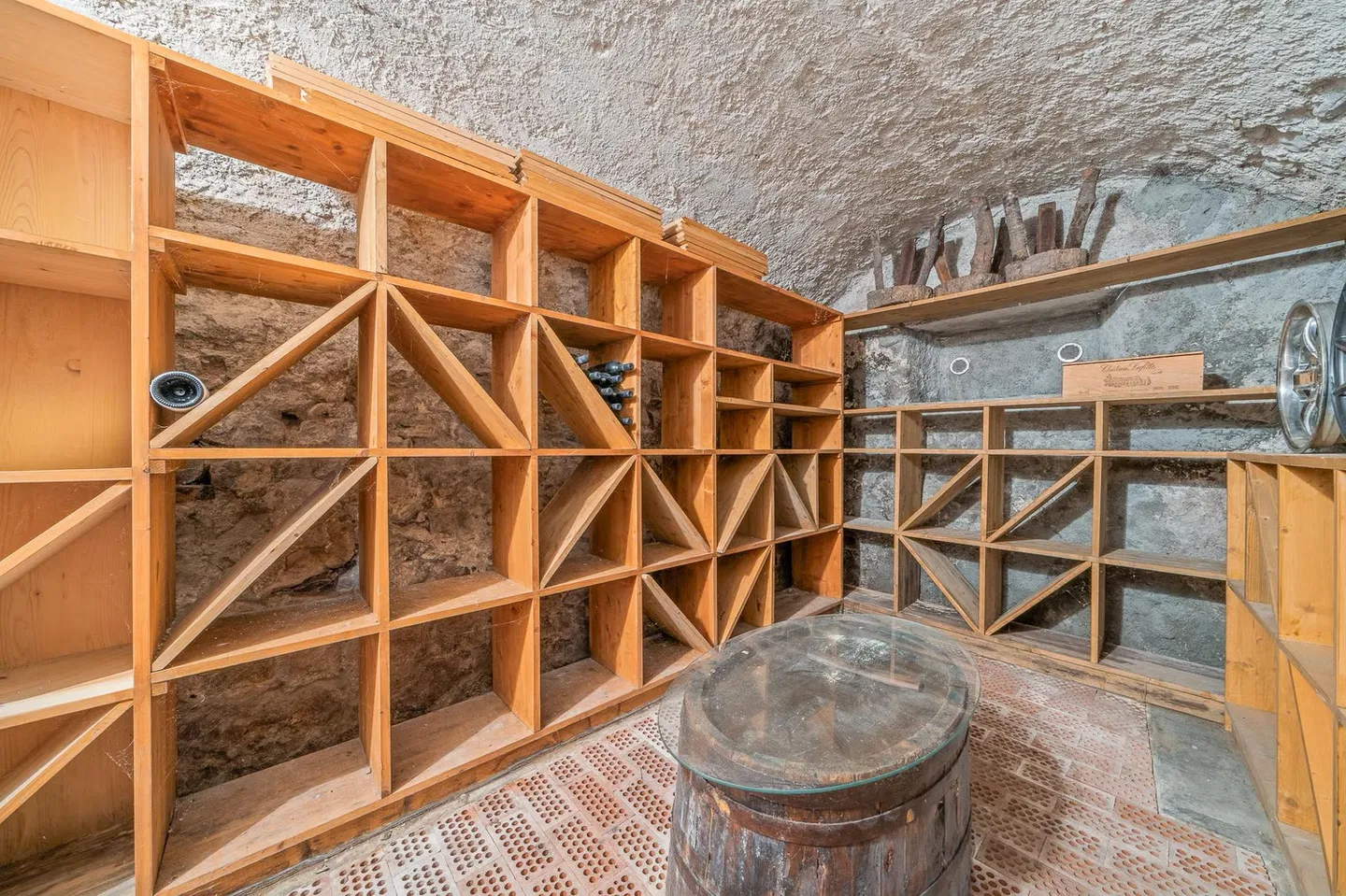 House in the village with 3 apartments and garden as well as land potential - Photo 11 of 13