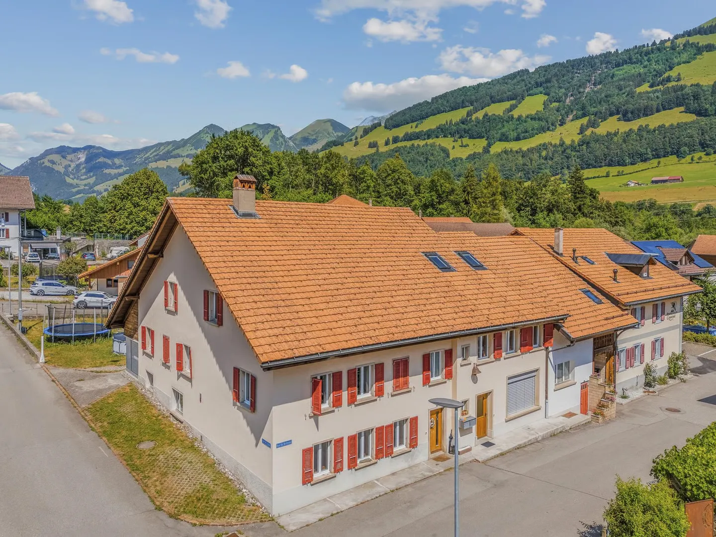 House in the village with 3 apartments and garden as well as land potential - Photo 1 of 13