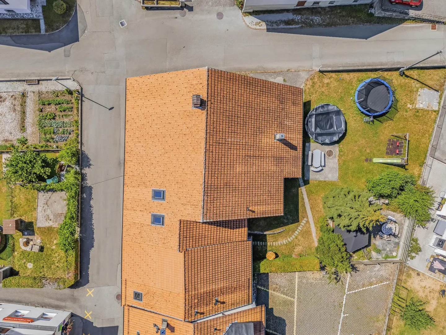 House in the village with 3 apartments and garden as well as land potential - Photo 2 of 13
