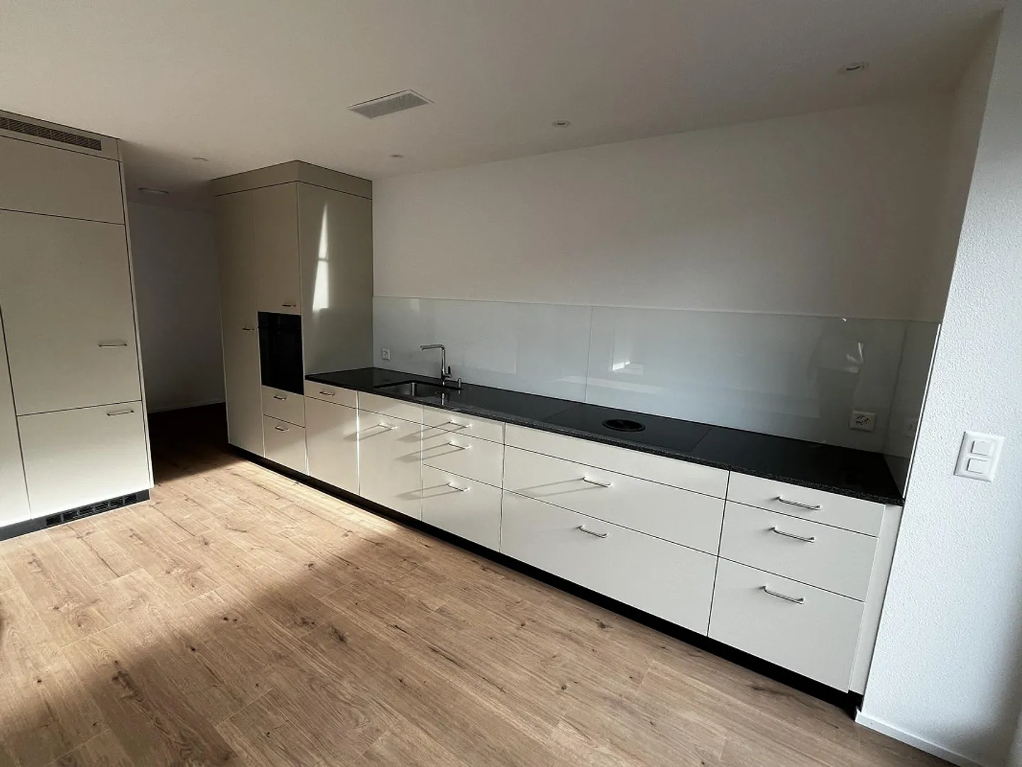 RENTAL: 3.5 Room Apartment (1st Floor South) 102m2 with Terrace - Photo 3 of 6