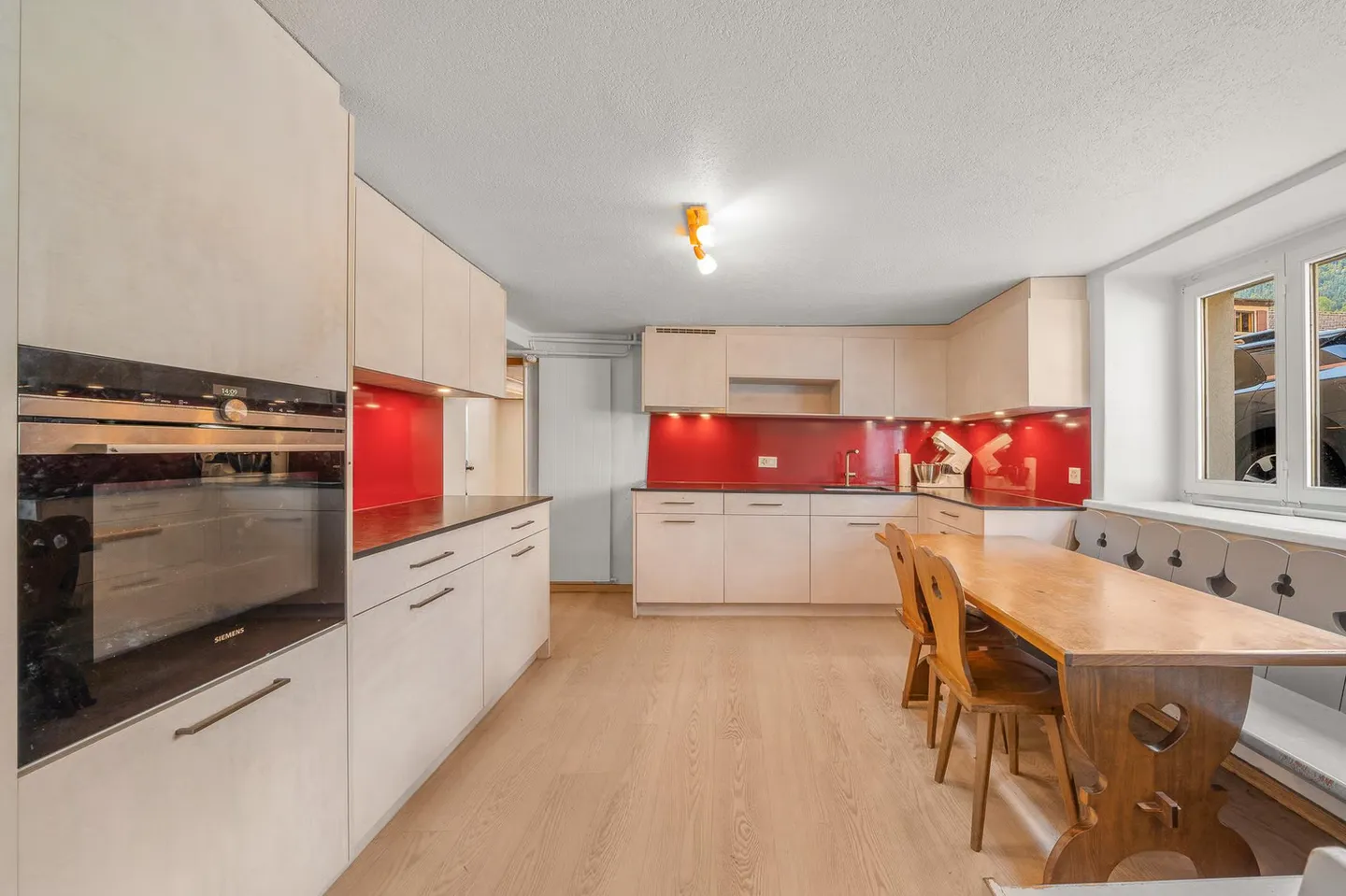 House in the village with 3 apartments and garden as well as land potential - Photo 12 of 13