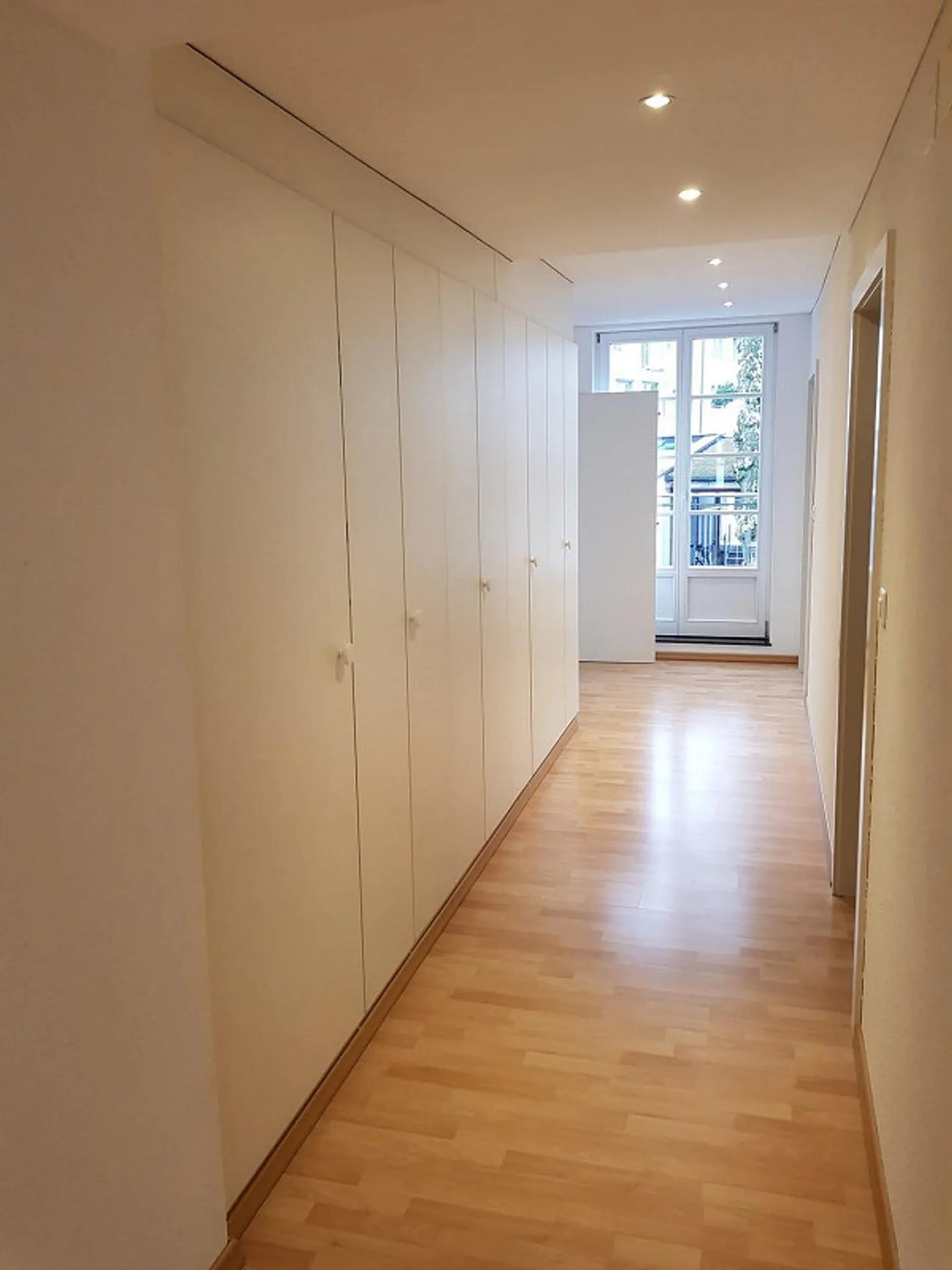 Appartement central et spacieux - Photo 2 sur 8