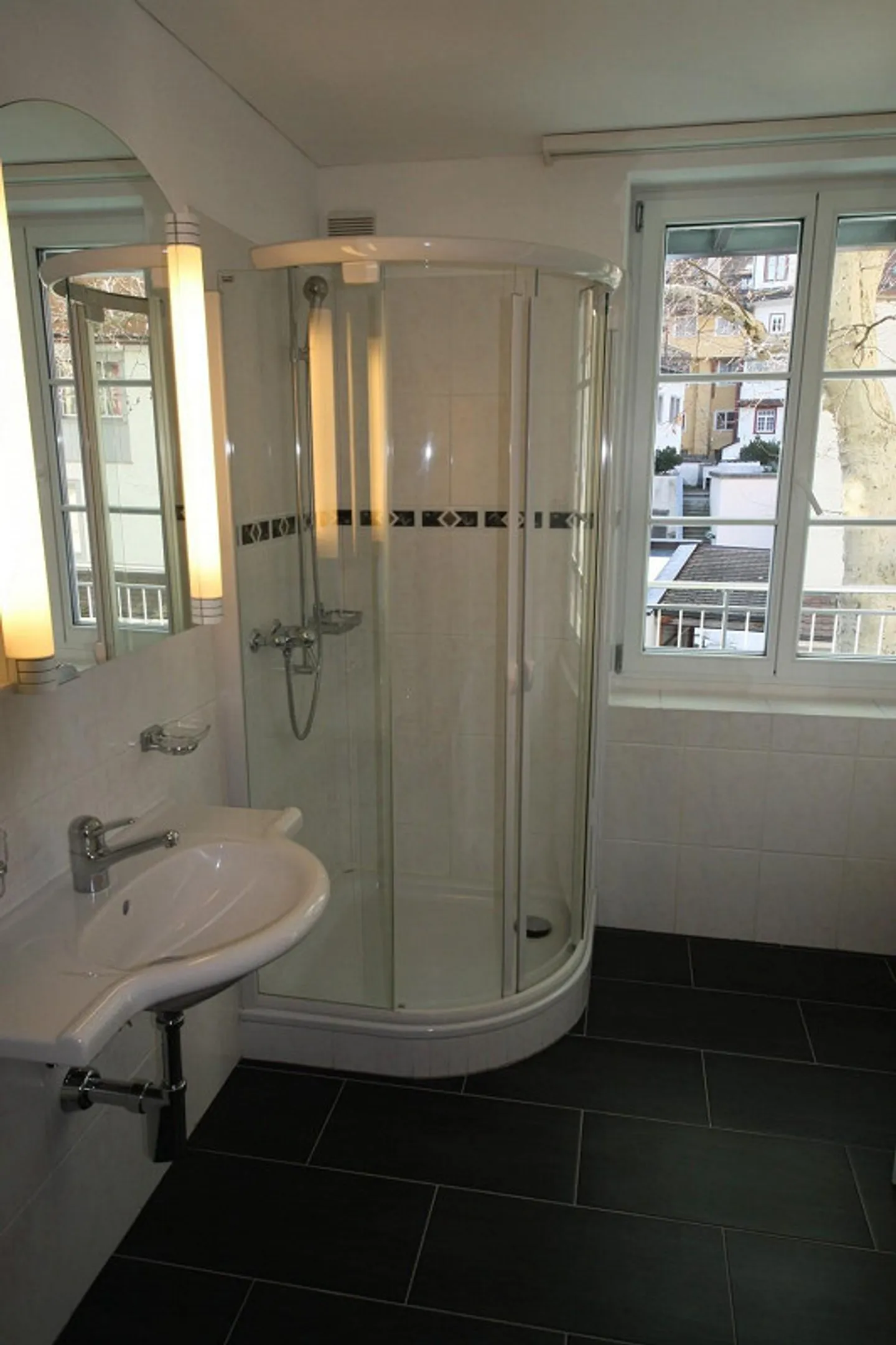 Appartement central et spacieux - Photo 3 sur 8