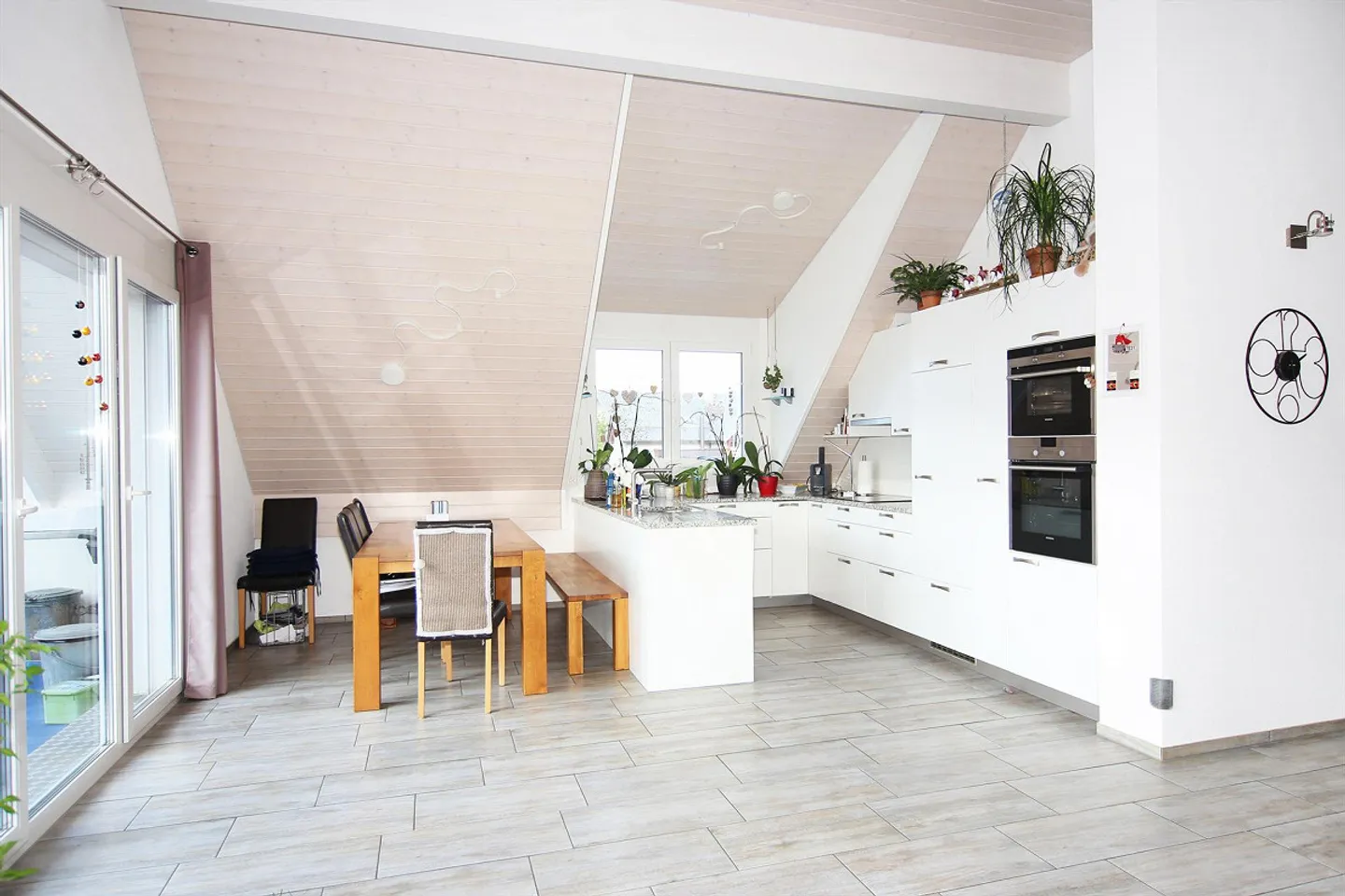 Attractive penthouse apartment - Photo 3 of 11