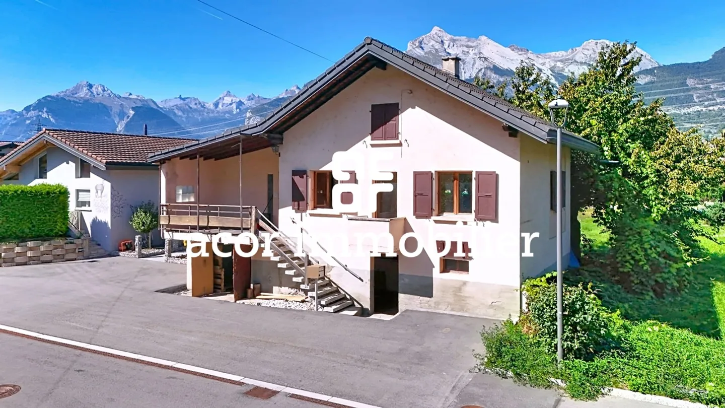 Casa da ristrutturare con lotto edificabile separato - Foto 1 di 9