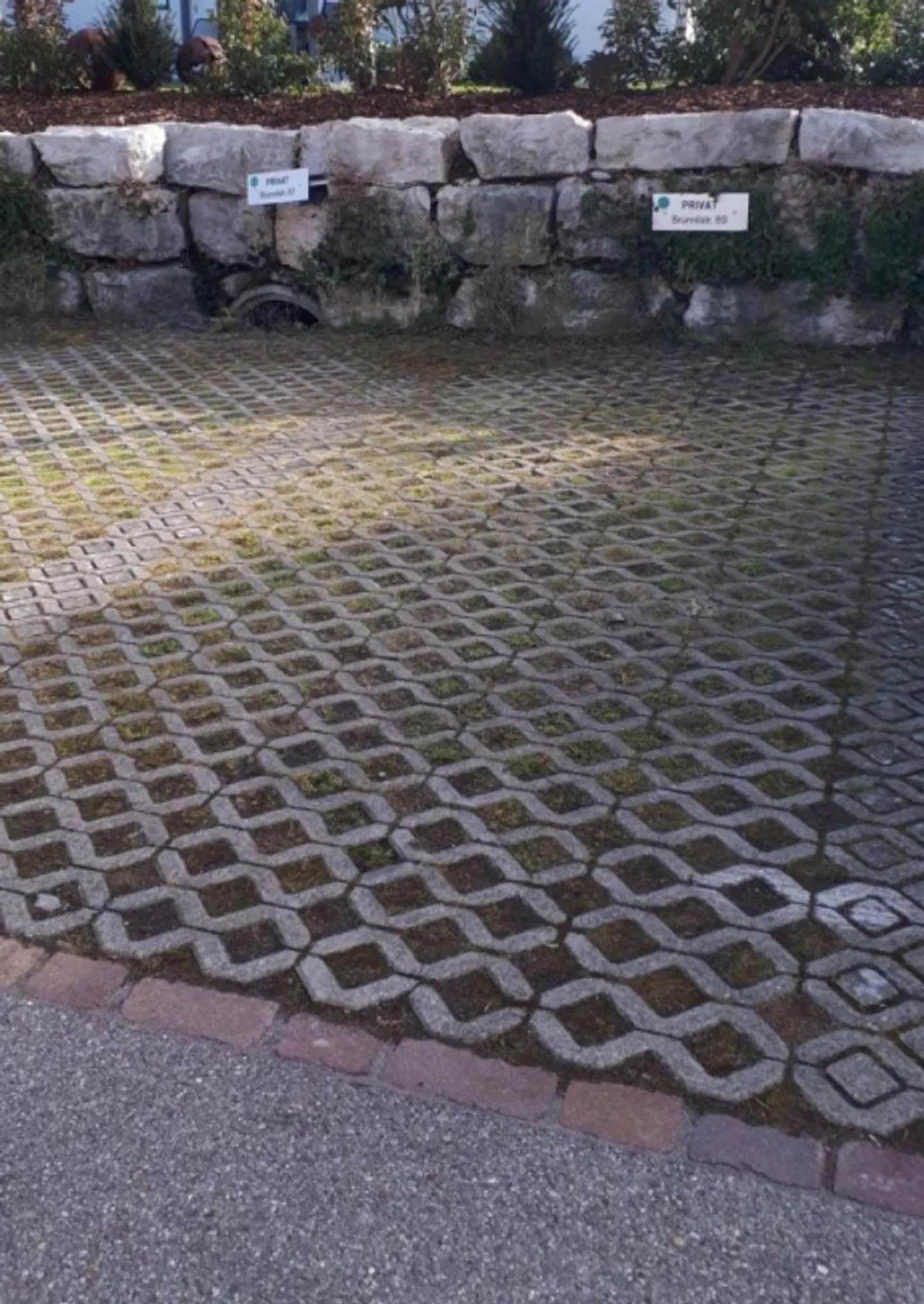 Posto auto all'aperto in affitto! - Foto 2 di 2