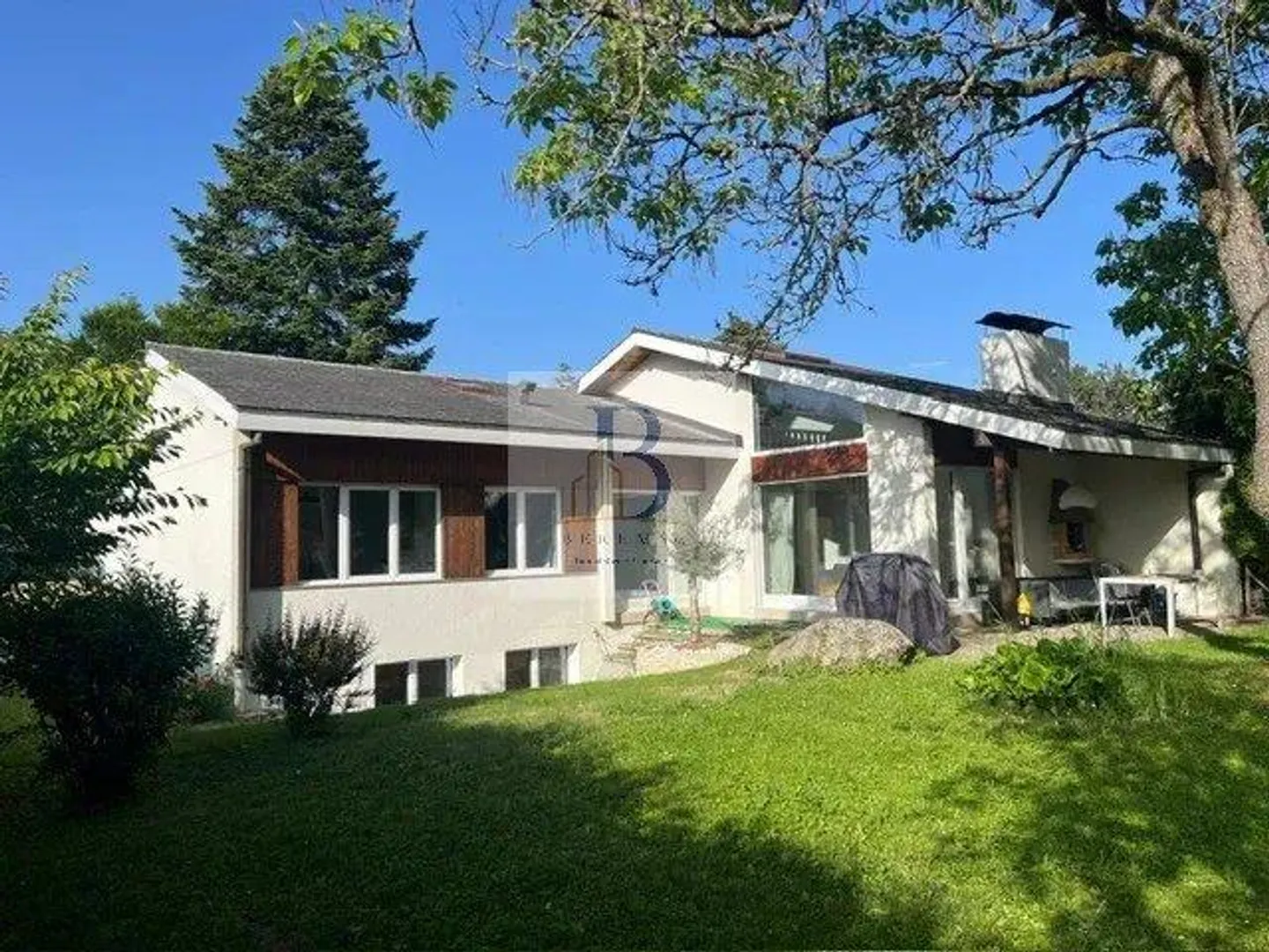 Renovated detached house for rent - Photo 2 of 3