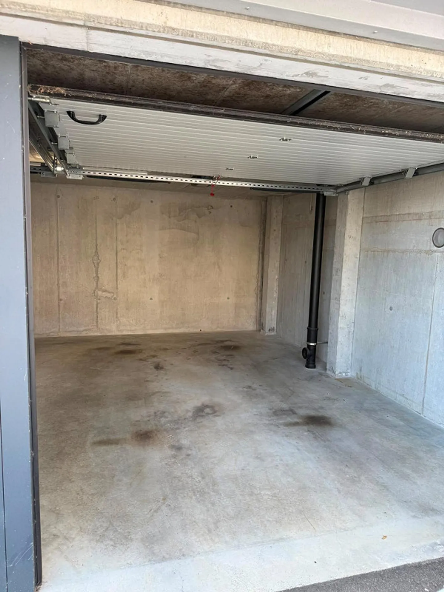 Spacious underground parking space for rent - Photo 3 of 3