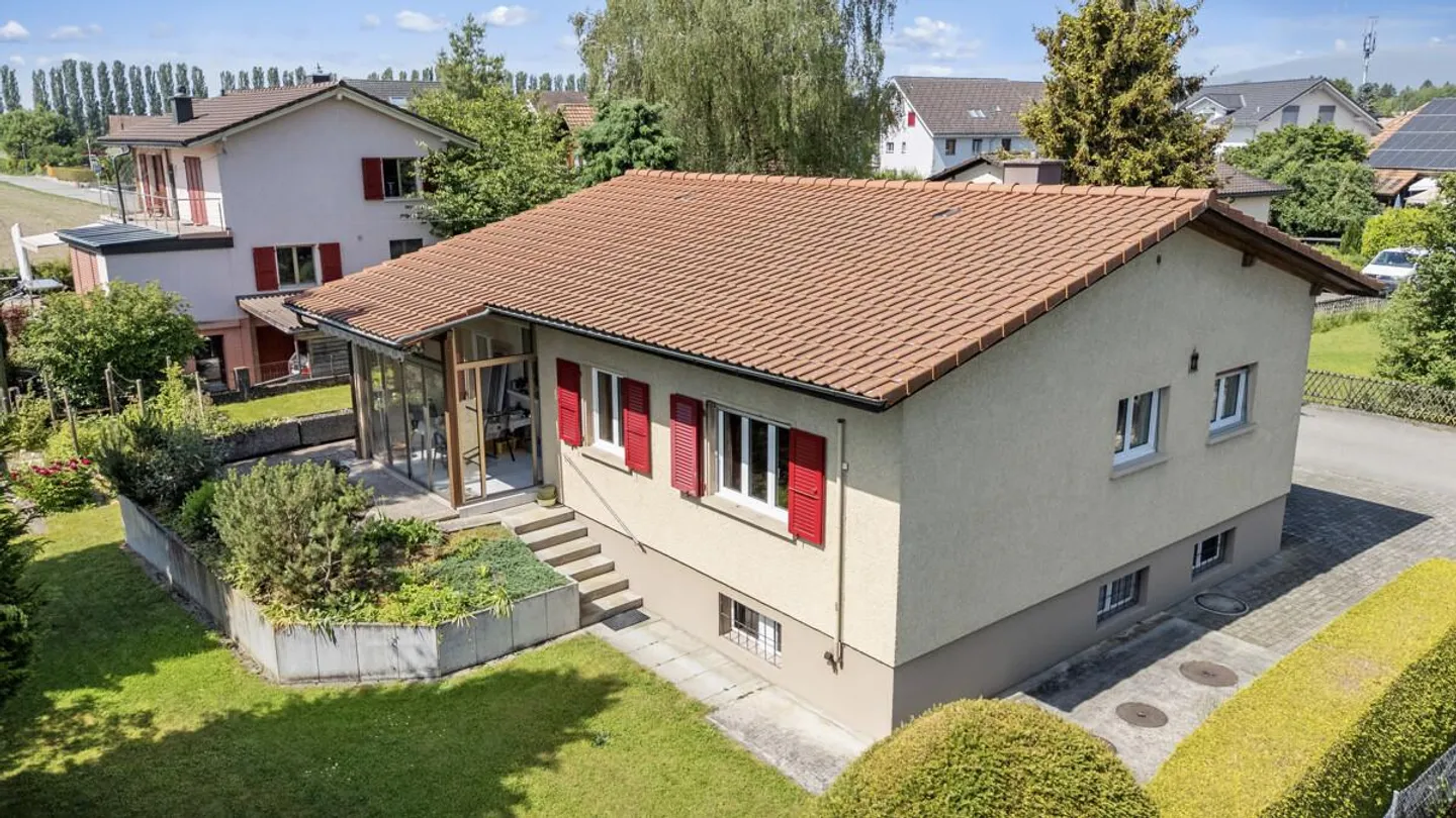 Single-family house with development potential on spacious plot - Photo 1 of 10