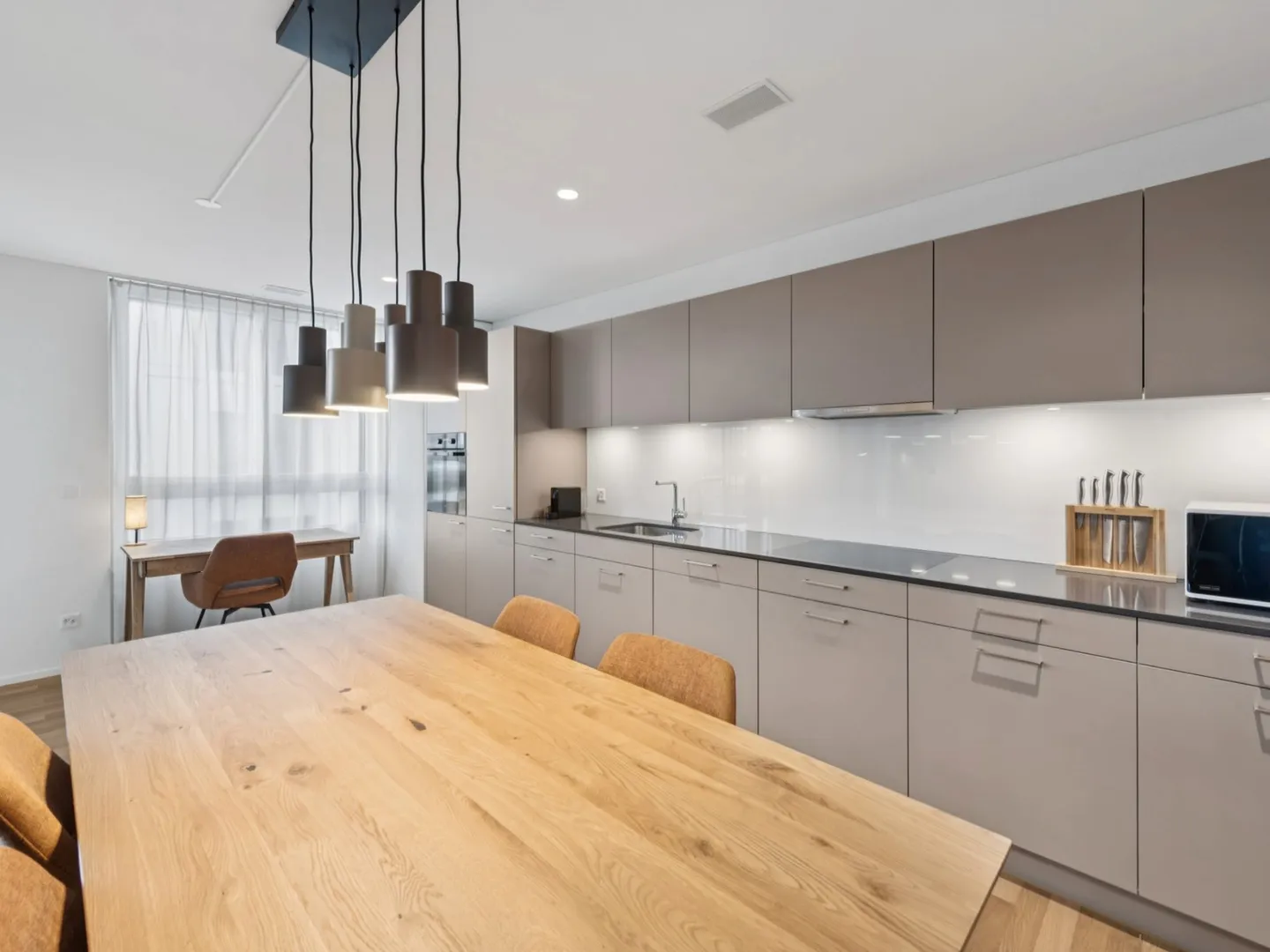 Appartements meublés avec une touche de Madrid directement dans le plus grand centre commercial de Suisse ! - Photo 3 sur 9