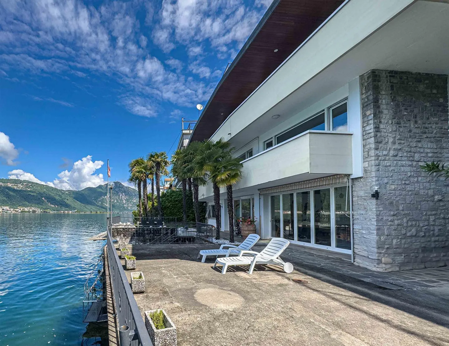 Villa direttamente sul lago con posti barca privati - Foto 2 di 16