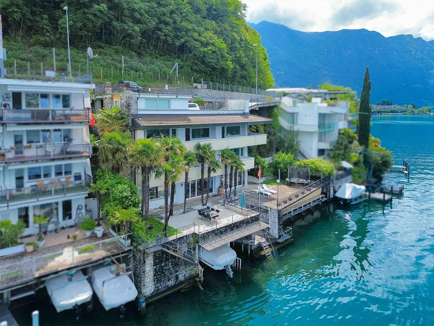 Villa direttamente sul lago con posti barca privati - Foto 3 di 16