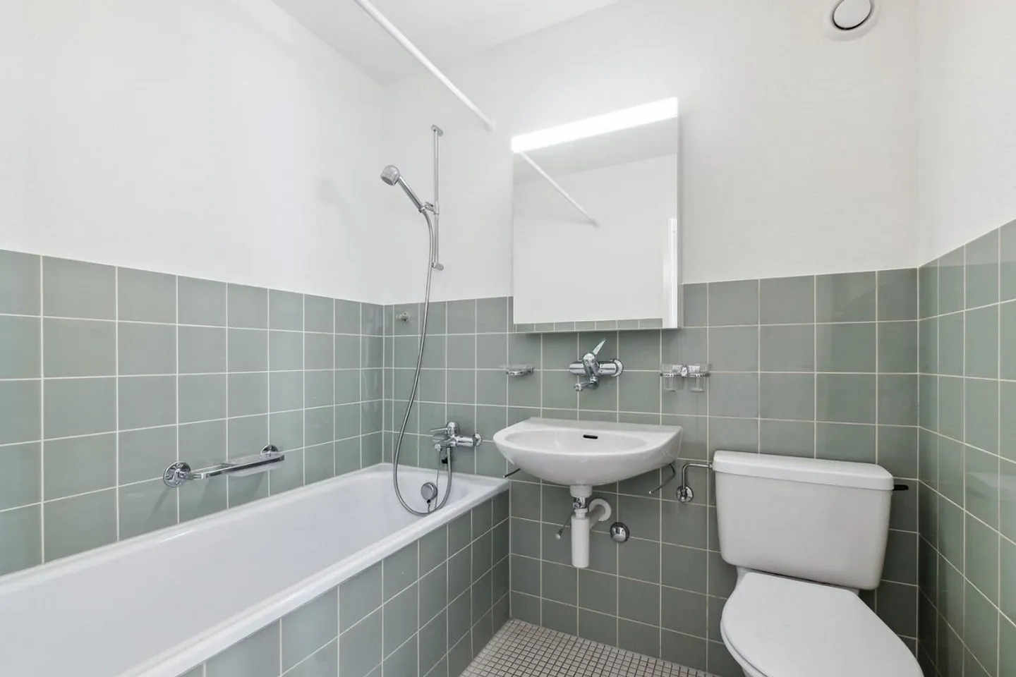 Appartement lumineux de 3,5 pièces au 5ème étage avec balcon - Photo 3 sur 11