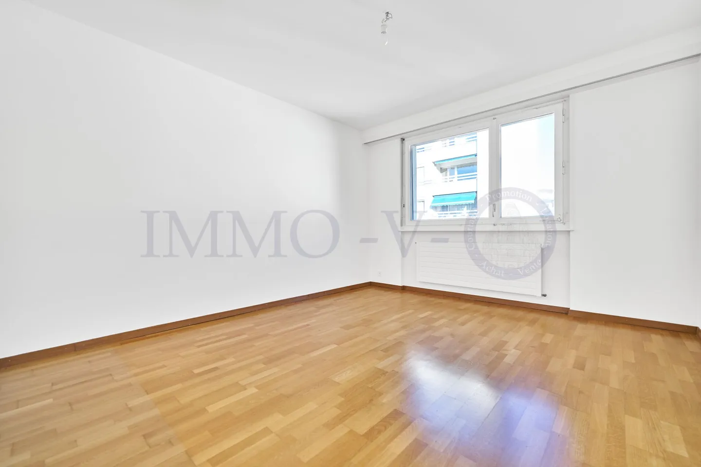 SPACIEUX AVEC BALCONS ET VUE LAC - EMPLACEMENT IDYLLIQUE - Photo 8 sur 12