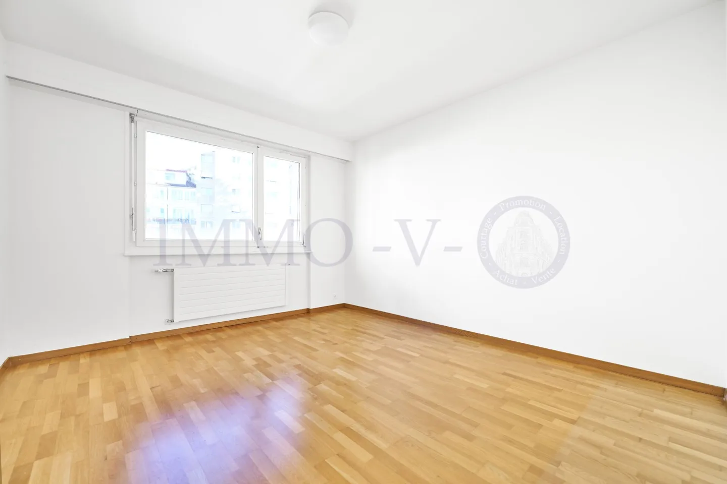 SPACIEUX AVEC BALCONS ET VUE LAC - EMPLACEMENT IDYLLIQUE - Photo 9 sur 12