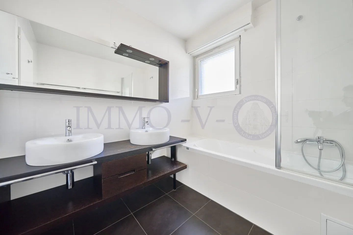 SPACIEUX AVEC BALCONS ET VUE LAC - EMPLACEMENT IDYLLIQUE - Photo 12 sur 12