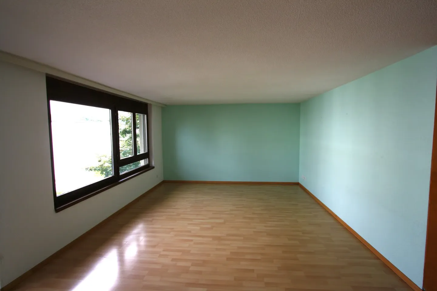 Ampio appartamento di 4,5 stanze con balcone a Münchenbuchsee - Foto 3 di 19