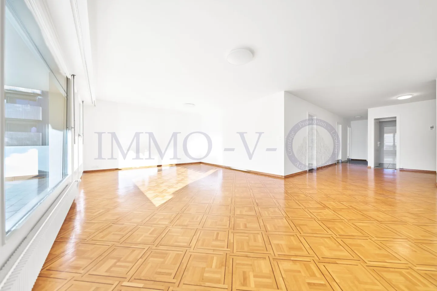 SPACIEUX AVEC BALCONS ET VUE LAC - EMPLACEMENT IDYLLIQUE - Photo 3 sur 12