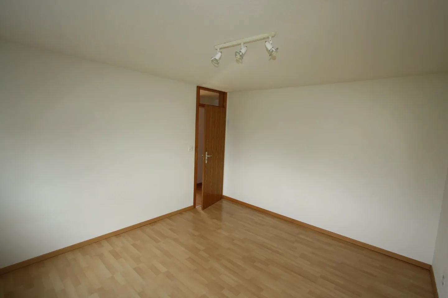 Ampio appartamento di 4,5 stanze con balcone a Münchenbuchsee - Foto 10 di 19