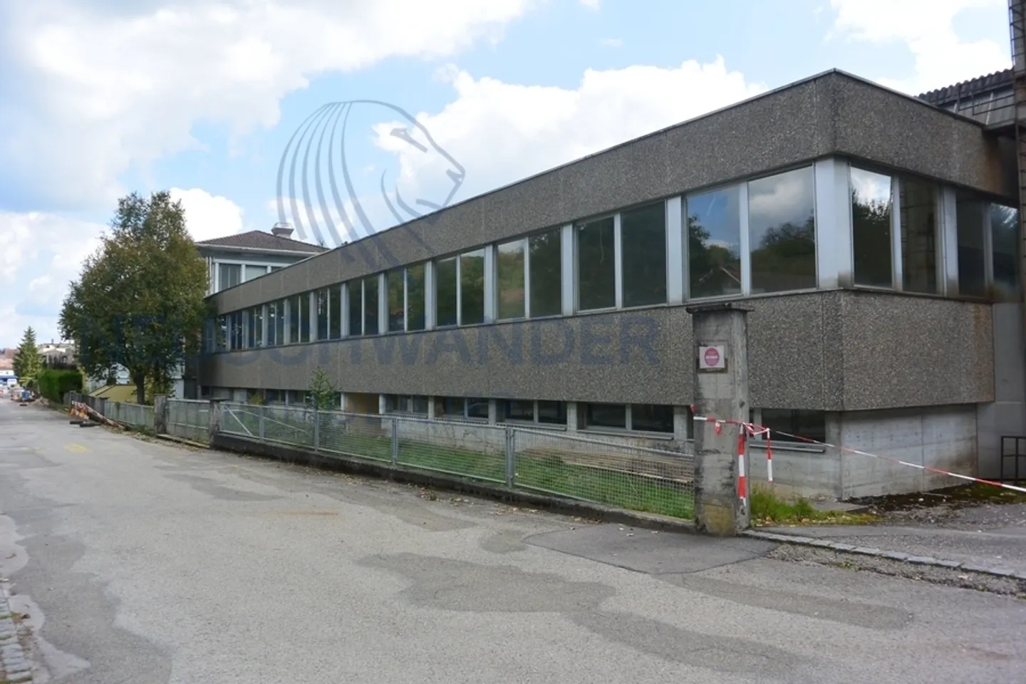 Volumi e superfici industriali di 287 m2 da affittare subito. - Foto 1 di 12