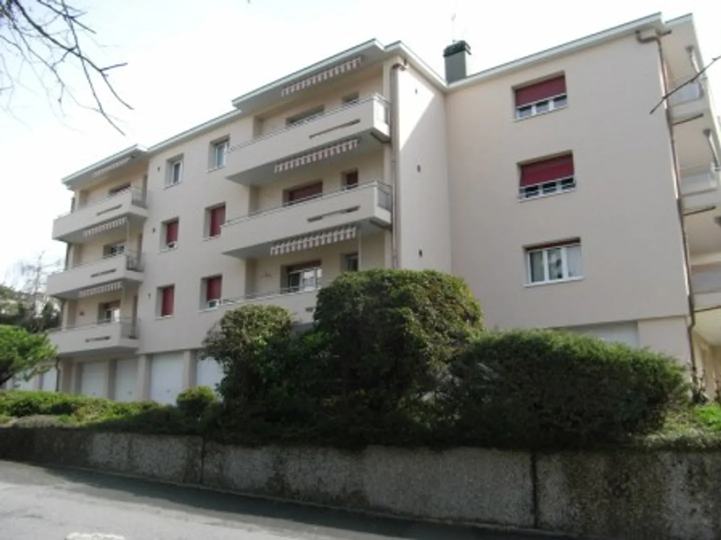 Place de parc calme en emplacement privilégié - Photo 2 sur 2