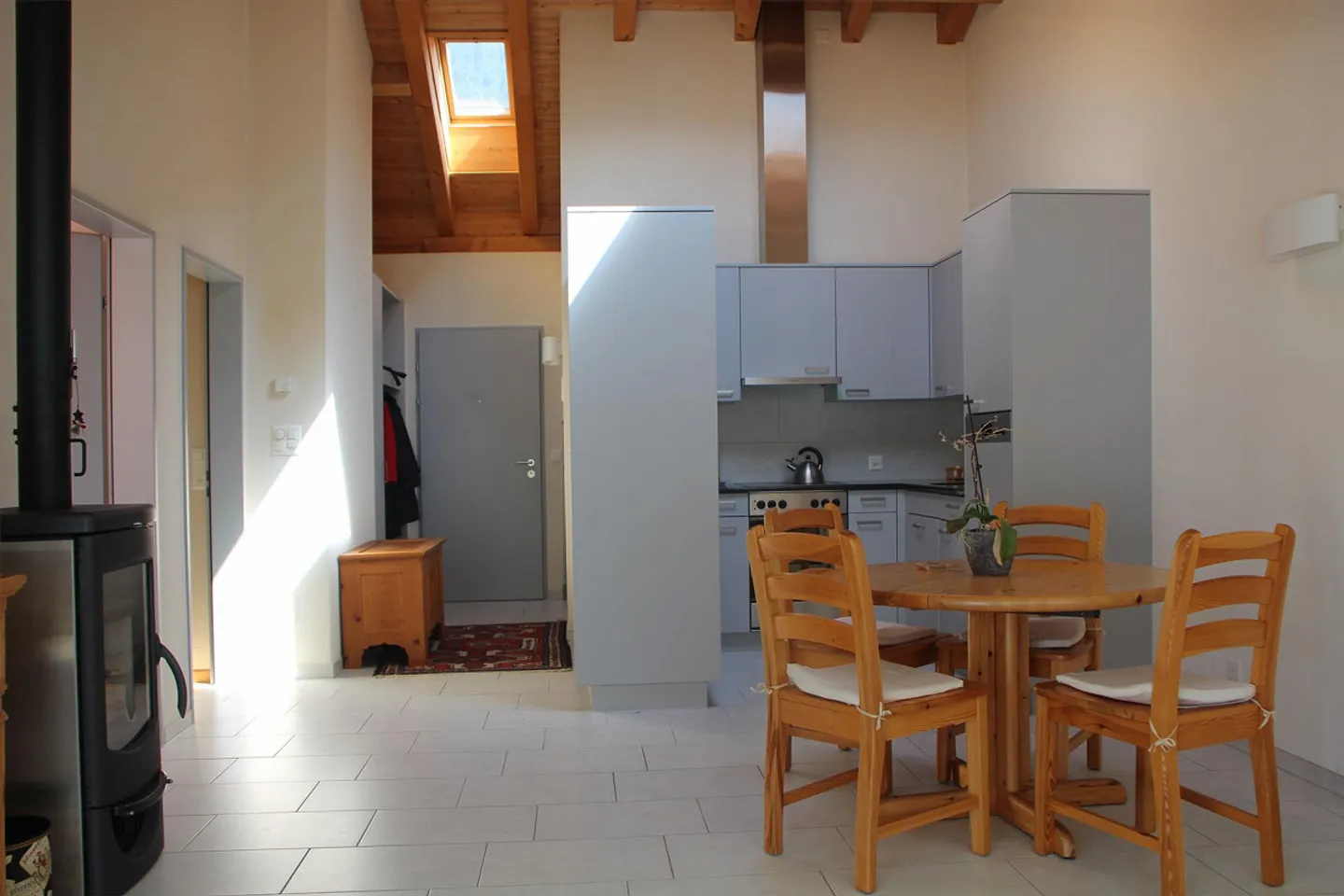 Charming 3½-room attic apartment with balcony in Domat/Ems - Photo 2 of 9