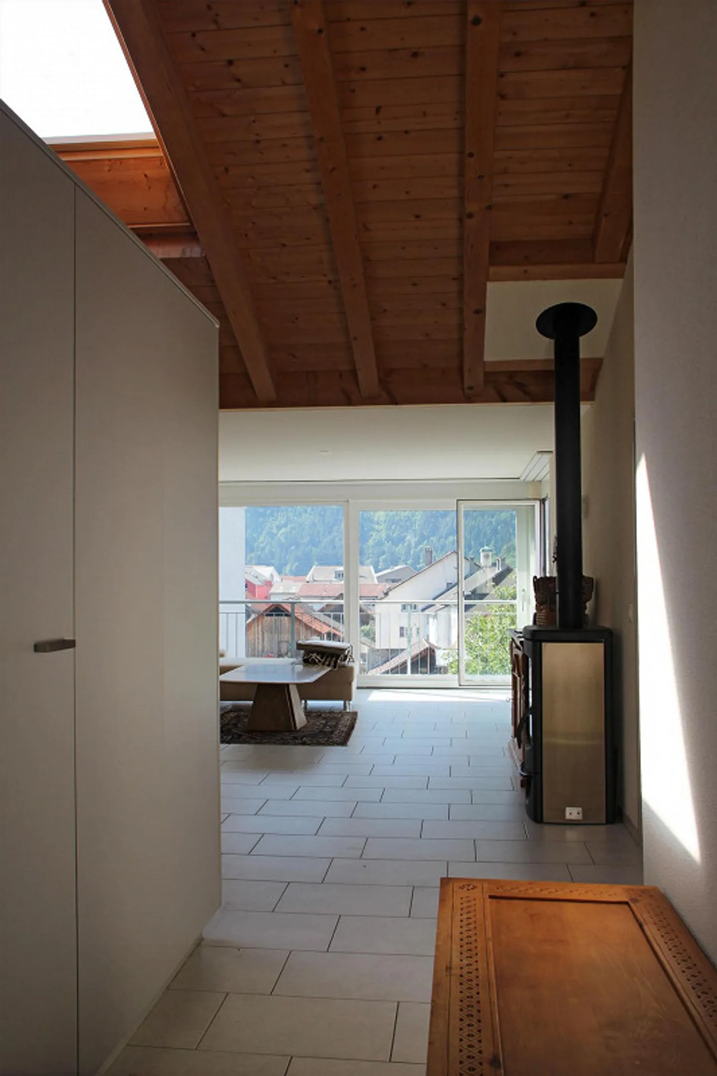 Charming 3½-room attic apartment with balcony in Domat/Ems - Photo 3 of 9