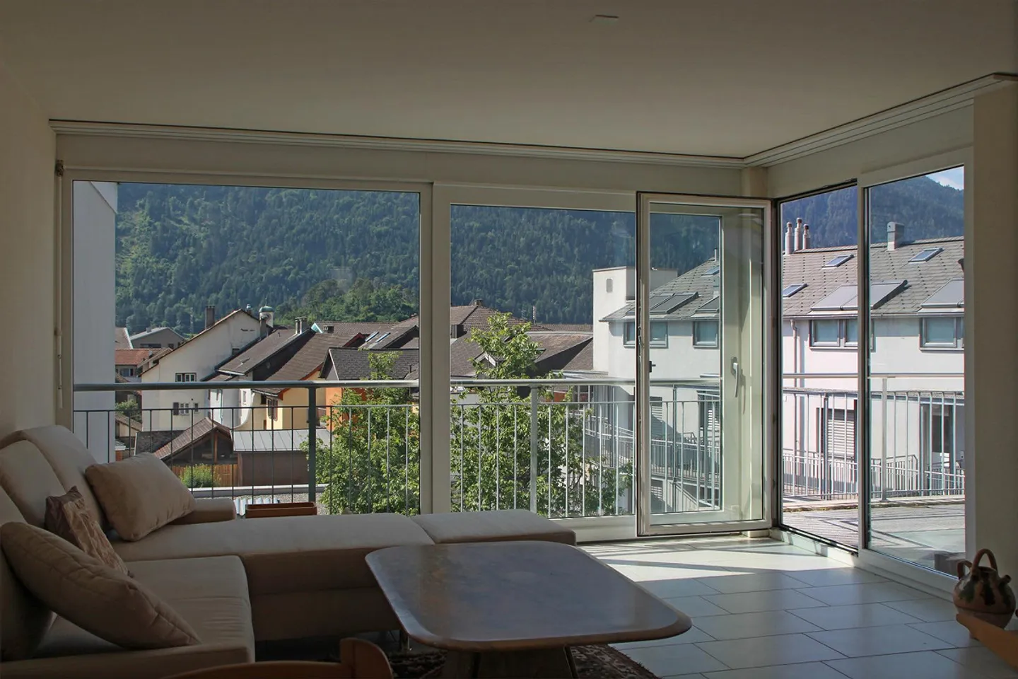 Charming 3½-room attic apartment with balcony in Domat/Ems - Photo 4 of 9