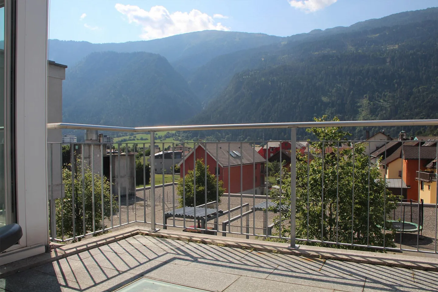 Charming 3½-room attic apartment with balcony in Domat/Ems - Photo 5 of 9