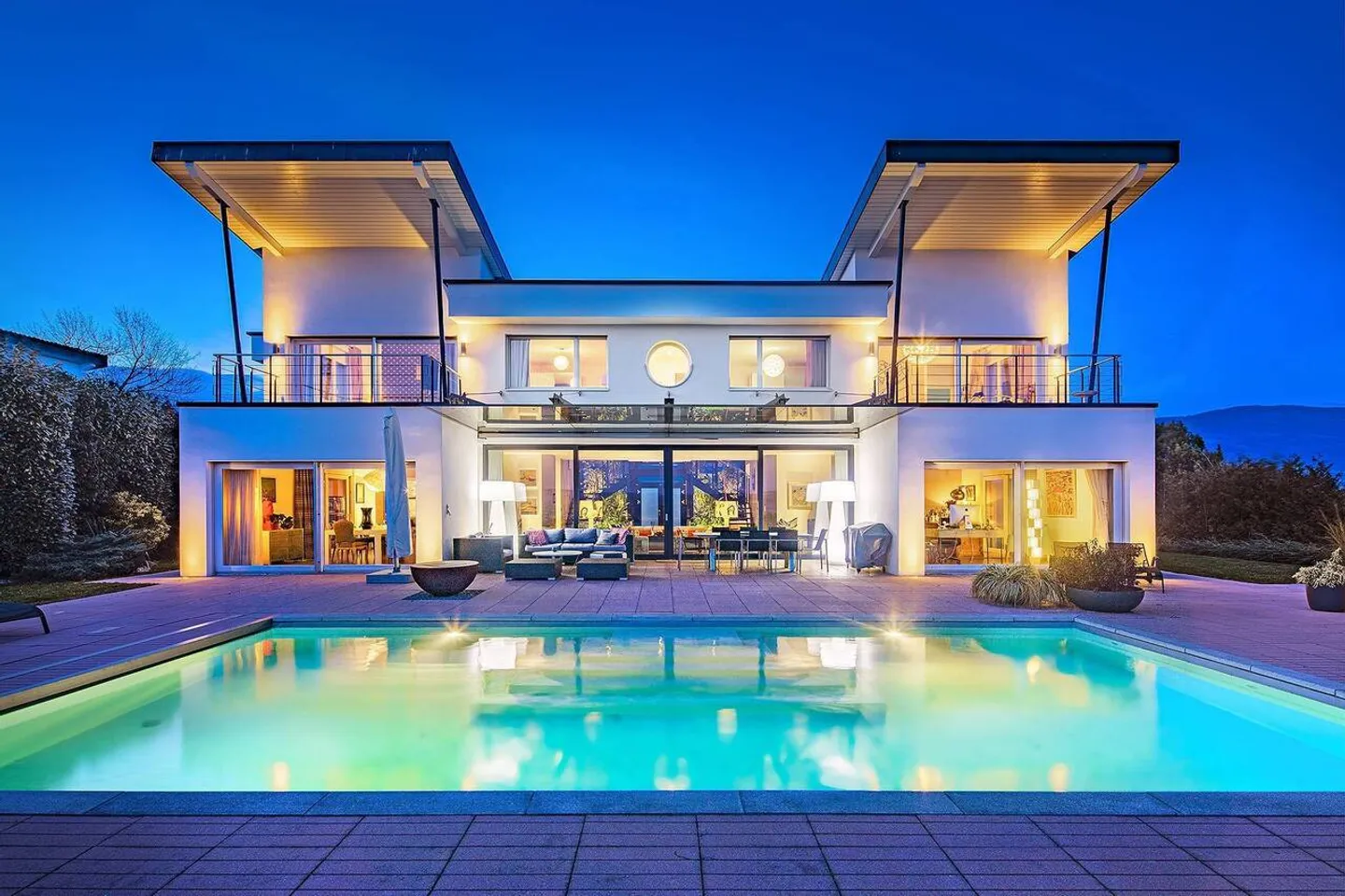Casa contemporanea con piscina e vista panoramica sulle Alpi e sul lago - Foto 1 di 13