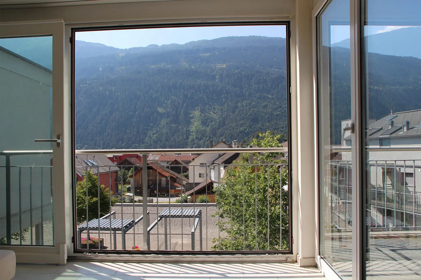 Charming 3½-room attic apartment with balcony in Domat/Ems - Photo 6 of 9