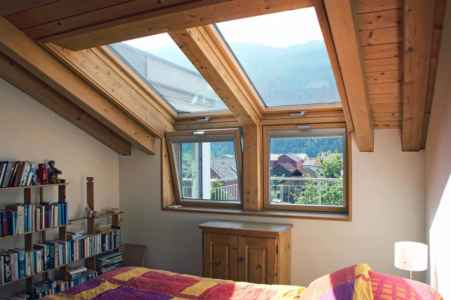 Charming 3½-room attic apartment with balcony in Domat/Ems - Photo 7 of 9