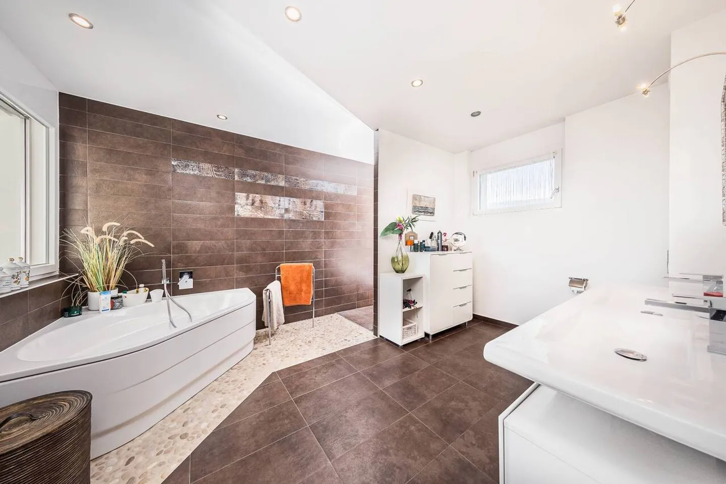 Casa contemporanea con piscina e vista panoramica sulle Alpi e sul lago - Foto 10 di 13