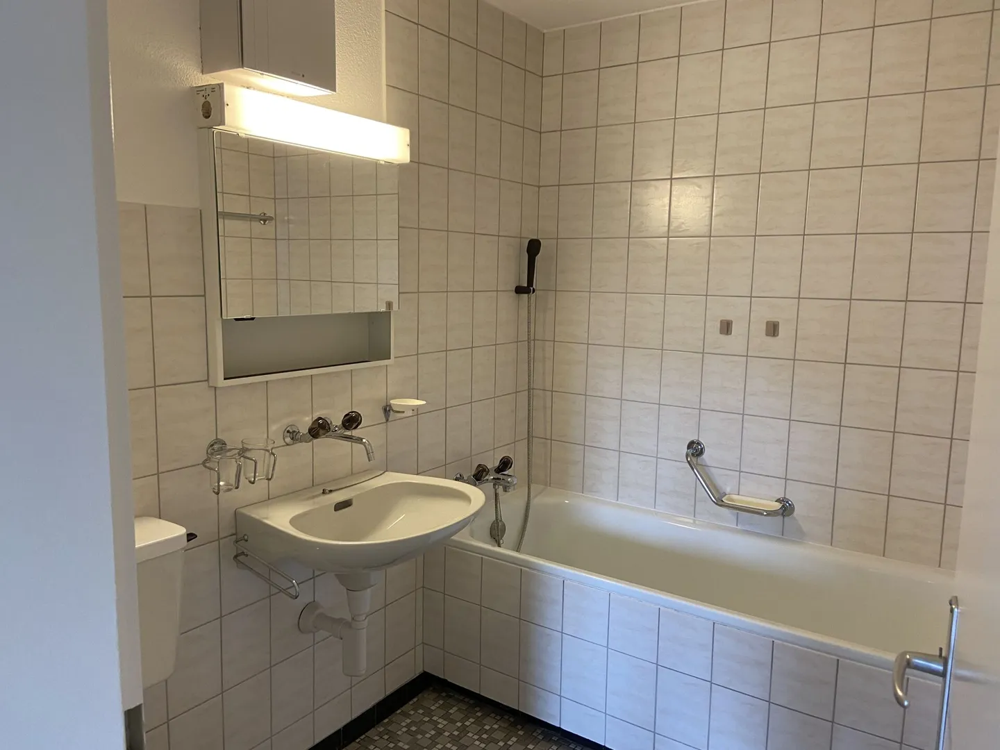 Sonne und Weitsicht geniessen! Schöne und grosszügige 3.5-Zi-Whg. in oberster Etage mit grossem Balkon und Lift! Sicht zur Thur und den Churfirsten! - Foto 6 von 6