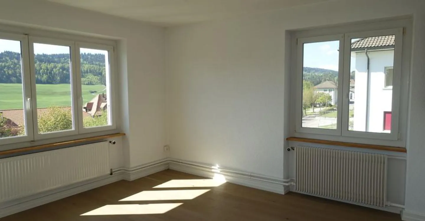 Tramelan - 3,5-Zimmer-Wohnung mit Balkon und Garage - Foto 2 von 8