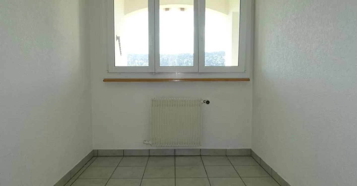 Tramelan - 3,5-Zimmer-Wohnung mit Balkon und Garage - Foto 5 von 8