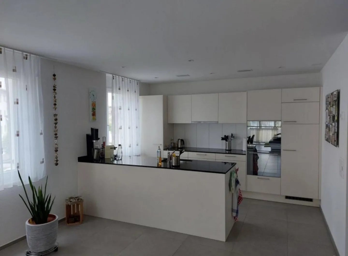 Beautiful 4.5 Room Apartment with Large Balcony - Photo 2 of 10