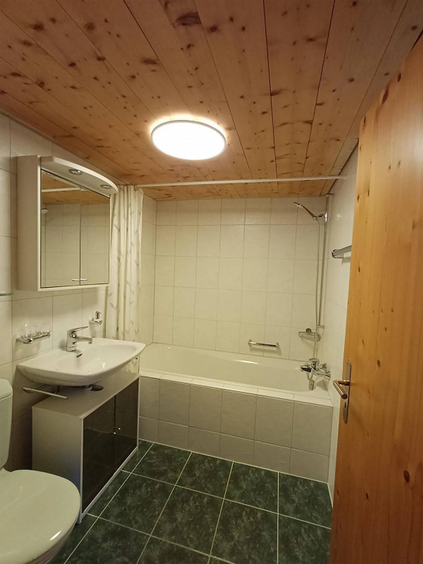 Schöne Wohnung im 1. Stock eines Landhauses - Foto 3 von 9