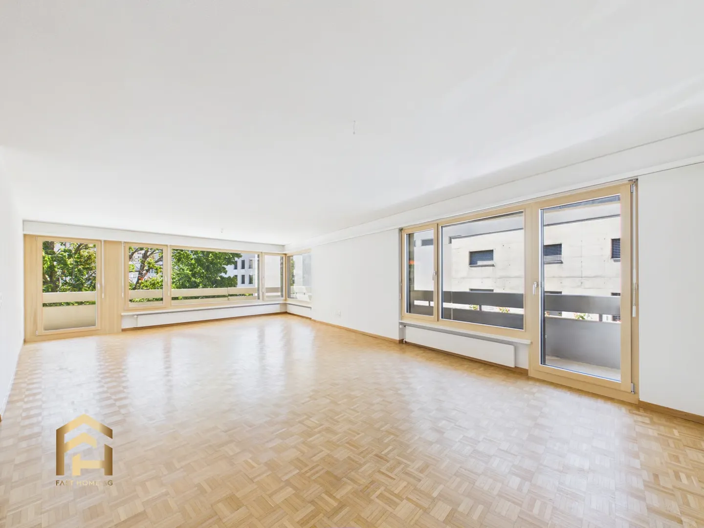 Exclusive in the heart of Visp: Renovated 5.5-room apartment, wrap-around balcony, lift & garage - Photo 2 of 13