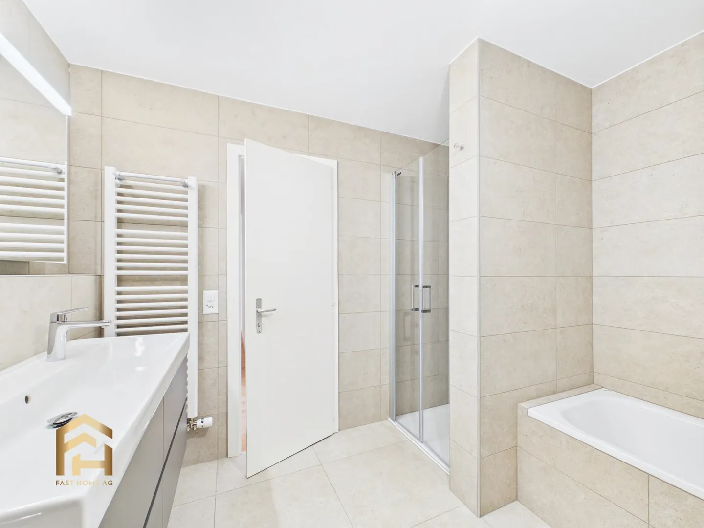 Exclusive in the heart of Visp: Renovated 5.5-room apartment, wrap-around balcony, lift & garage - Photo 3 of 13
