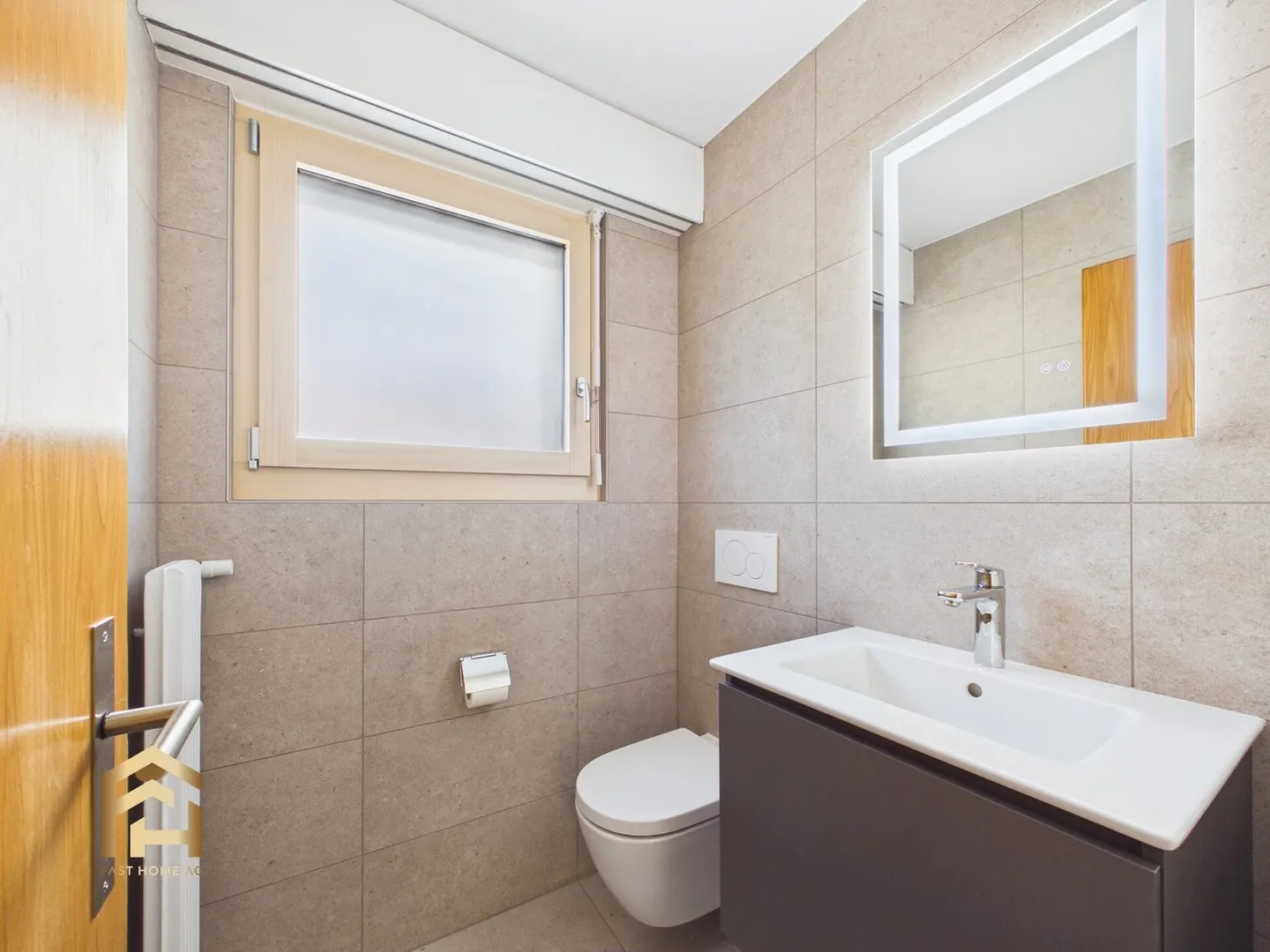 Exclusive in the heart of Visp: Renovated 5.5-room apartment, wrap-around balcony, lift & garage - Photo 4 of 13