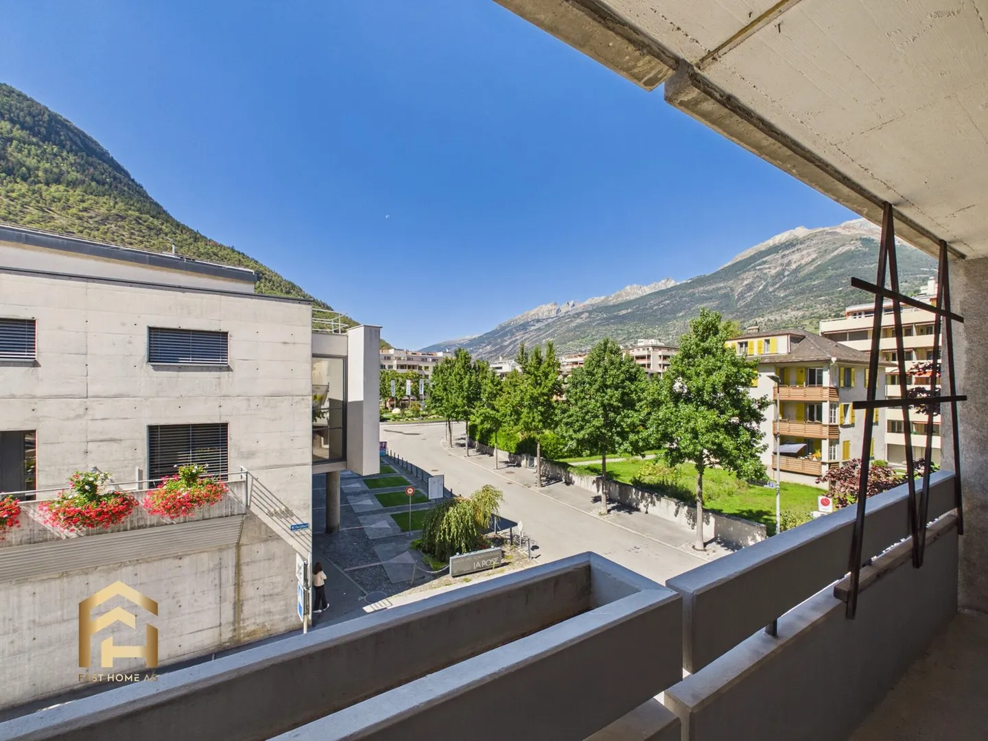 Exclusive in the heart of Visp: Renovated 5.5-room apartment, wrap-around balcony, lift & garage - Photo 1 of 13