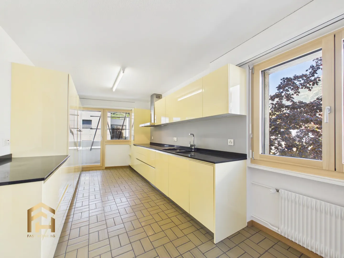 Exclusive in the heart of Visp: Renovated 5.5-room apartment, wrap-around balcony, lift & garage - Photo 5 of 13