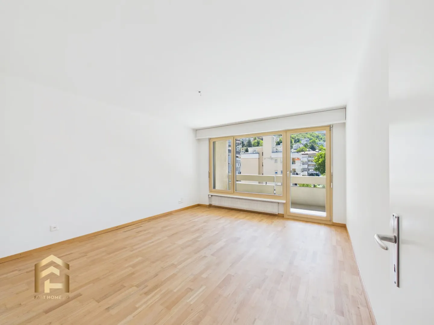 Exclusive in the heart of Visp: Renovated 5.5-room apartment, wrap-around balcony, lift & garage - Photo 6 of 13