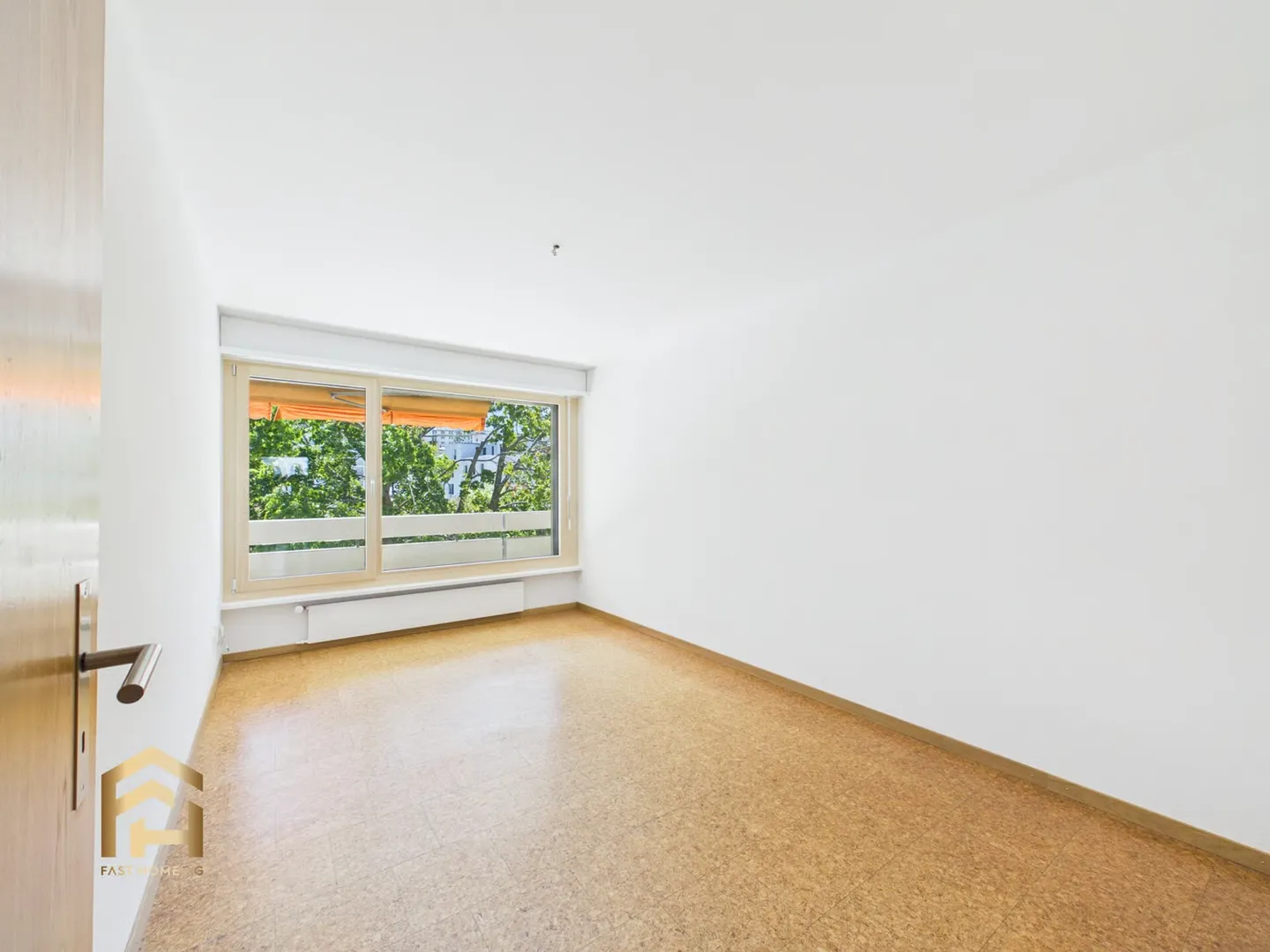 Exclusive in the heart of Visp: Renovated 5.5-room apartment, wrap-around balcony, lift & garage - Photo 9 of 13