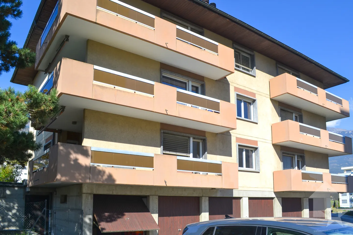 Appartamento di 5,5 locali con 2 balconi di 18 m² ciascuno e giardino privato - Foto 1 di 13
