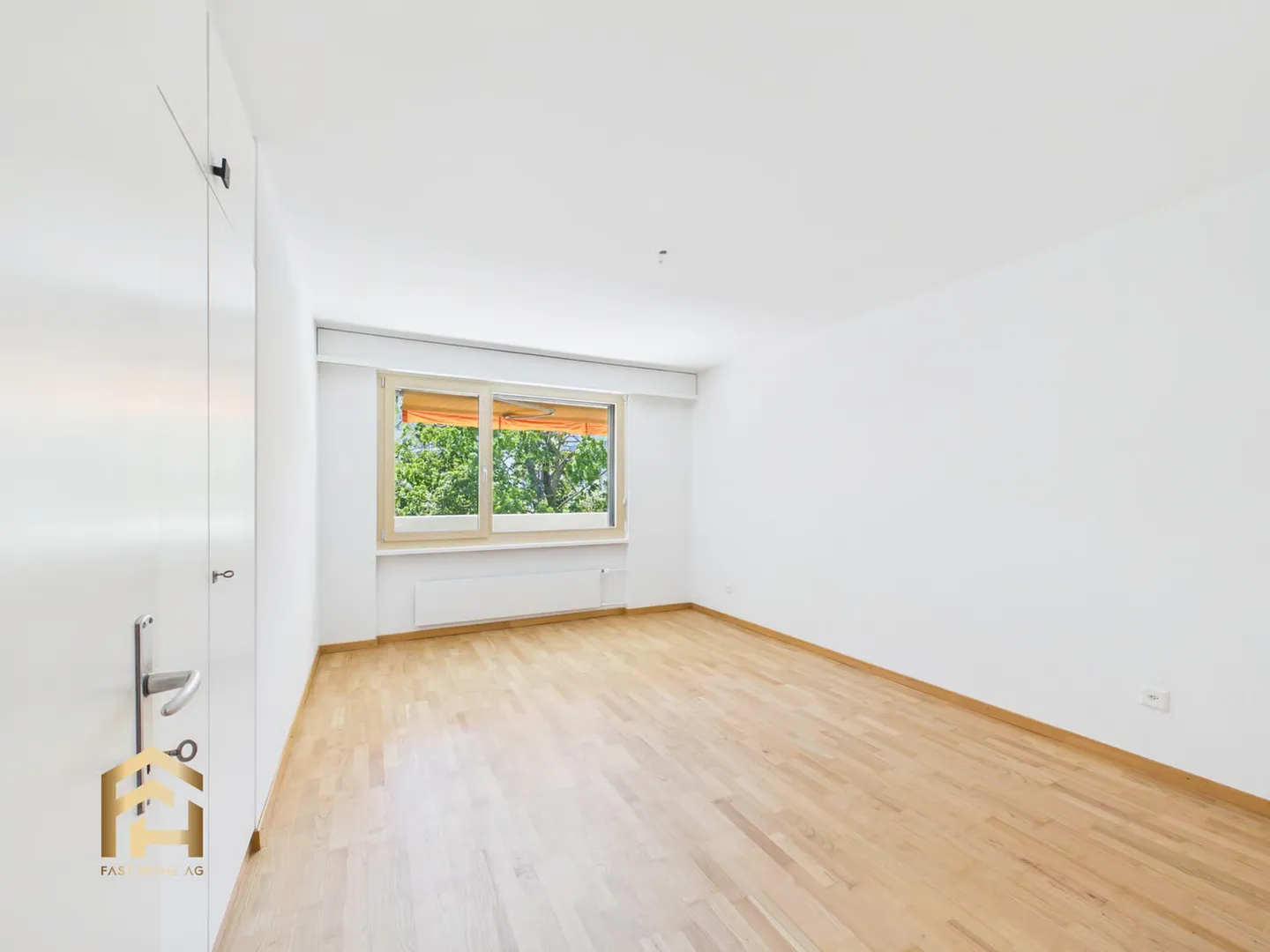 Exclusive in the heart of Visp: Renovated 5.5-room apartment, wrap-around balcony, lift & garage - Photo 8 of 13