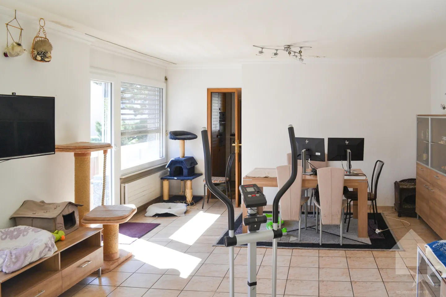 Appartamento di 5,5 locali con 2 balconi di 18 m² ciascuno e giardino privato - Foto 3 di 13