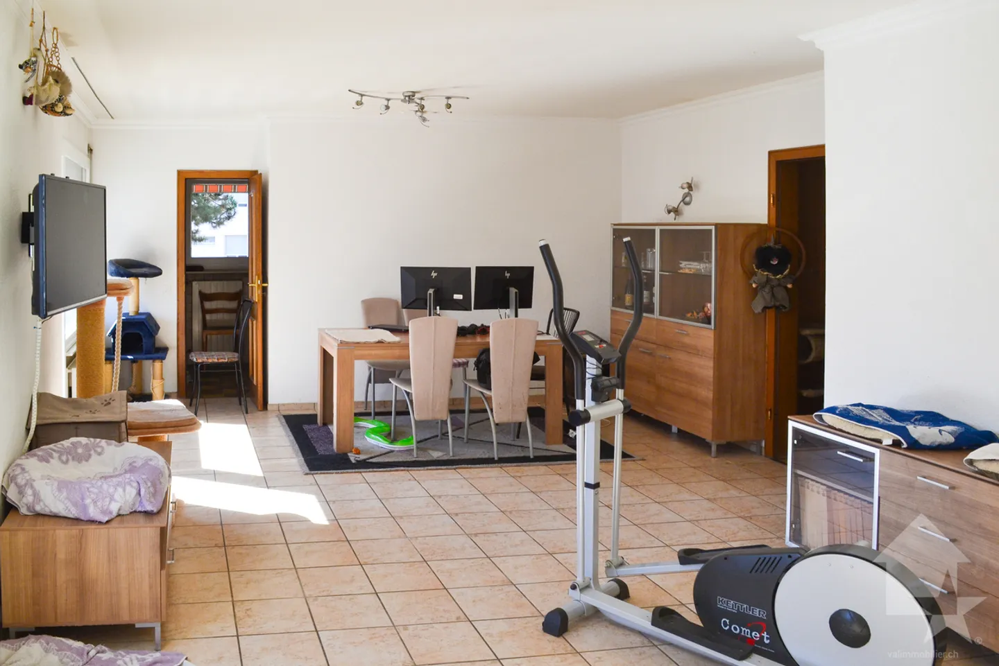 Appartamento di 5,5 locali con 2 balconi di 18 m² ciascuno e giardino privato - Foto 4 di 13