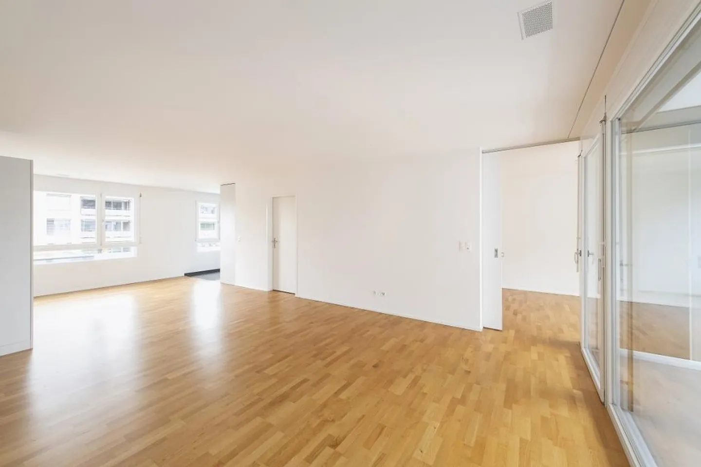 ***2.5'ZWG with 71m2***large balcony*** - Photo 4 of 8